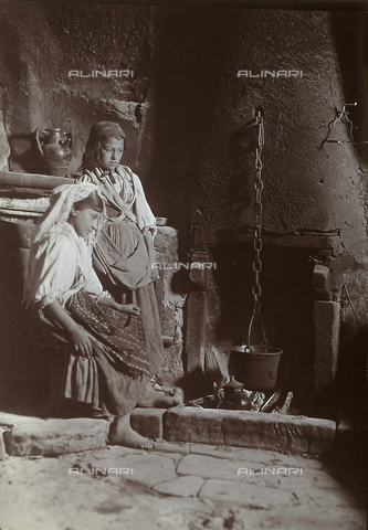 BAQ-F-001305-0000 - Preparazione del pasto in una cucina di Gallinaro, Frosinone - Data dello scatto: 1910 - Archivi Alinari, Firenze