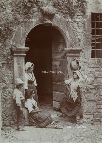 BAQ-F-001314-0000 - Donne sulla soglia di una porta di Gallinaro, Frosinone - Data dello scatto: 1910 - Archivi Alinari, Firenze