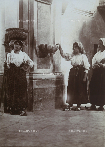 BAQ-F-001318-0000 - Ritratto di tre donne accanto a un'acquasantiera a Gallinaro, Frosinone - Data dello scatto: 1910 - Archivi Alinari, Firenze