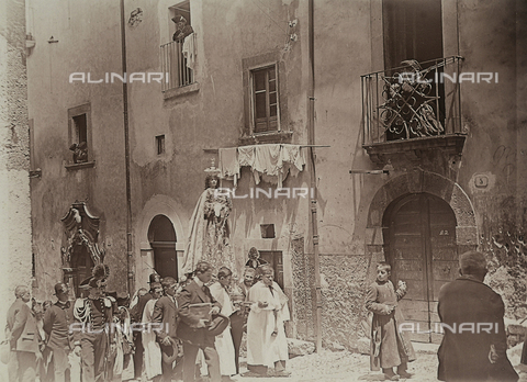 BAQ-F-001324-0000 - Processione della Madonna del Carmine, Scanno - Data dello scatto: 16/07/1910 - Archivi Alinari, Firenze