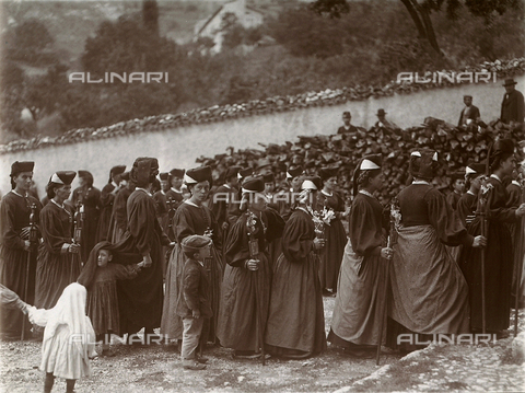 BAQ-F-001334-0000 - Processione religiosa a Scanno - Data dello scatto: 1910 - Archivi Alinari, Firenze