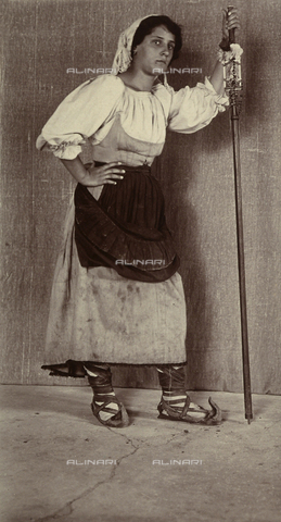 BAQ-F-001347-0000 - Ritratto di donna in costume tradizionale di Gallinaro, Frosinone - Data dello scatto: 1910 - Archivi Alinari, Firenze