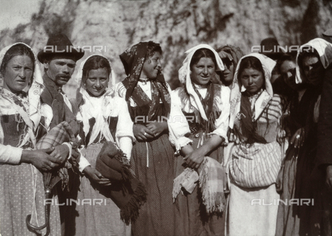 BAQ-F-001350-0000 - Donne nel costume tradizionale di Gallinaro, Frosinone - Data dello scatto: 1910 - Archivi Alinari, Firenze