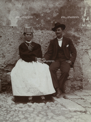 BAQ-F-001359-0000 - Ritratto di coppia il giorno del matrimonio. La donna indossa il costume tradizionale di Scanno - Data dello scatto: 1910 - Archivi Alinari, Firenze