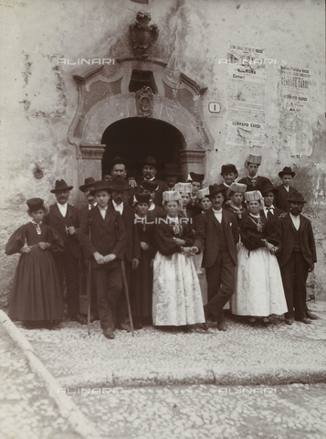 BAQ-F-001360-0000 - Ritratto di gruppo davanti a una porta di un palazzo a Scanno - Data dello scatto: 1909 - Archivi Alinari, Firenze