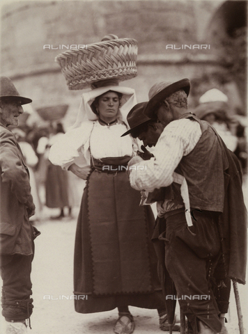 BAQ-F-001370-0000 - Donna in costume tradizionale a Gallinaro, Frosinone - Data dello scatto: 1910 - Archivi Alinari, Firenze