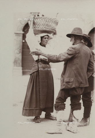 BAQ-F-001371-0000 - Donna in costume tradizionale conversa con due uomini a Gallinaro, Frosinone - Data dello scatto: 1910 - Archivi Alinari, Firenze