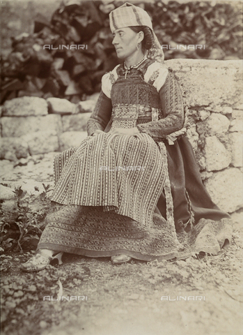 BAQ-F-001434-0000 - Ritratto di donna in costume tradizionale di Scanno, Abruzzo - Data dello scatto: 1910 ca. - Archivi Alinari, Firenze