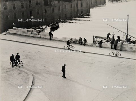 BBA-F-000373-0000 - People on the Ponte dei Francesi in Livorno - Date of photography: 1945-1950 ca. - Alinari Archives, Florence