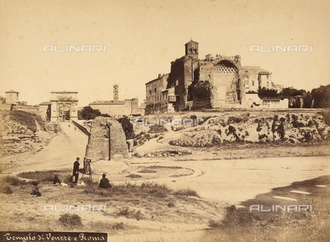 BBA-F-000479-0000 - Veduta delle rovine del Tempio di Venere Vincitrice, a Roma. Due fotografi stanno scattando una foto, osservati da due bambini. - Data dello scatto: 1870 ca. - Archivi Alinari, Firenze