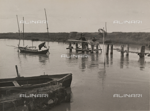BBA-F-004488-0000 - Fishermen on the Arnaccio, Livorno - Date of photography: 1944-1950 ca. - Alinari Archives, Florence