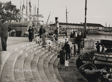 BBA-F-004601-0000 - Group of people at the Andana degli Anelli at the harbour, Livorno - Date of photography: 1945-1950 ca. - Alinari Archives, Florence