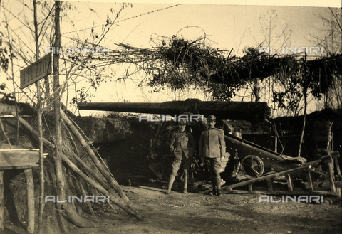 BCA-F-000007-0000 - Due soldati ritratti davanti ad un cannone durante la Prima Guerra Mondiale. - Data dello scatto: 1915 - 1918 ca. - Archivi Alinari, Firenze