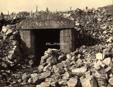 BCA-F-000037-0000 - L'ingresso di un bunker austriaco sul Monte San Michele nel Carso, durante la Prima Guerra Mondiale. - Data dello scatto: 1915 - 1918 ca. - Archivi Alinari, Firenze