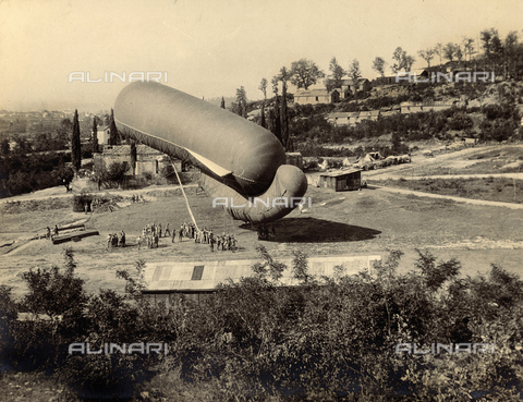 BCA-F-000107-0000 - Un "Draken-Ballon" pronto per alzarsi in volo, durante la Prima Guerra Mondiale. - Data dello scatto: 1915 - 1918 ca. - Archivi Alinari, Firenze