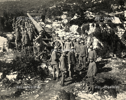 BCA-F-000120-0000 - Soldati trasportano un cannone "149 A" sul Monte Bertiaga, Altopiano d'Asiago, durante la Prima Guerra Mondiale. - Data dello scatto: 1915 - 1918 ca. - Archivi Alinari, Firenze
