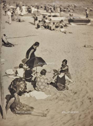 BCA-F-000203-0000 - In spiaggia - Data dello scatto: 1920-1930 - Archivi Alinari, Firenze