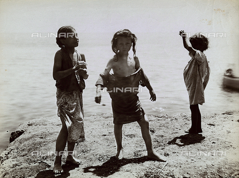 BCC-F-000188-0000 - "Napoli": bambini poveramente vestiti al mare - Data dello scatto: 1880 ca. - Archivi Alinari, Firenze