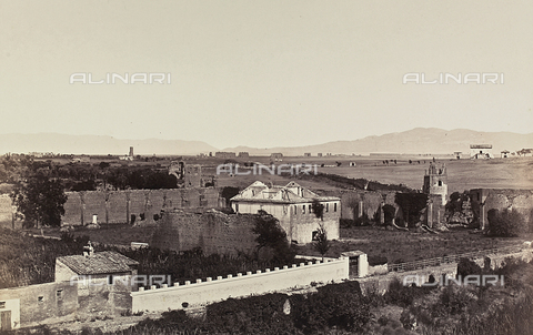 BCC-F-001016-0000 - Il Palazzo di Massenzio sulla Via Appia Antica. Sullo sfondo è visibile l'antico acquedotto - Data dello scatto: 1860 ca. - Archivi Alinari, Firenze
