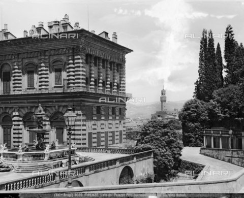 BGA-F-003039-0000 - Veduta di Palazzo Pitti dal Giardino di Boboli con la Fontana del Carciofo e sullo sfondo Palazzo Vecchio a Firenze - Data dello scatto: 1890 ca. - Archivi Alinari, Firenze