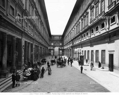 BGA-F-003101-0000 - Il loggiato vasariano degli Uffizi, piazzale degli Uffizi, Firenze - Data dello scatto: 1890 ca. - Archivi Alinari, Firenze