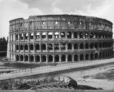 BGA-F-004216-0000 - Il Colosseo a Roma fotografato dal lato con il contrafforte commissionato da Papa Pio VII - Data dello scatto: ante 1878 - Archivi Alinari, Firenze