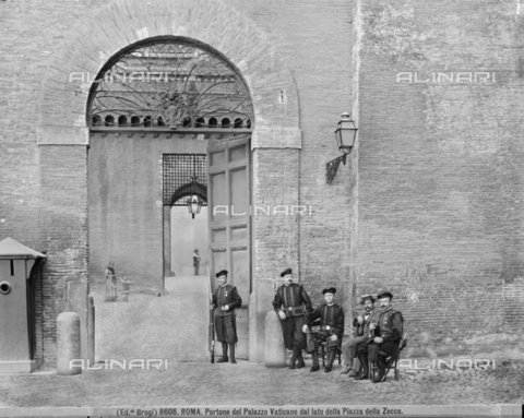 BGA-F-008608-0000 - La Porta detta degli Svizzeri nel Palazzo Vaticano - Data dello scatto: 1890 ca. - Archivi Alinari, Firenze