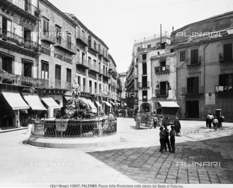 BGA-F-013957-0000 - La fontana con il "Genio di Palermo" in piazza della Rivoluzione - Data dello scatto: 1915-1920 ca. - Archivi Alinari, Firenze