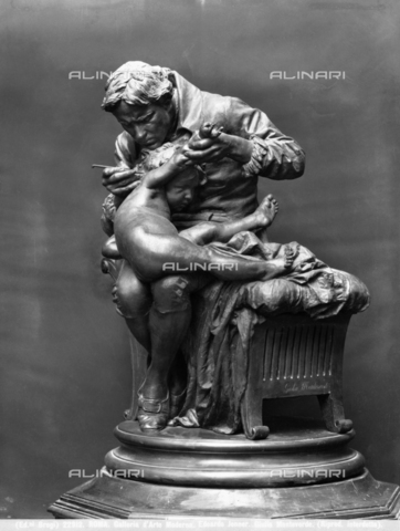 BGA-F-022912-0000 - Jenner inocula il vaccino del vaiolo al figlio, scultura di Giulio Monteverde situata nella Galleria d' Arte Moderna di Roma - Data dello scatto: 1900 ca. - Archivi Alinari, Firenze