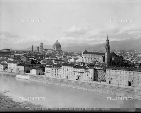 BGA-F-023659-0000 - Panorama di Firenze con l'Arno e la chiesa di santa Croce dalla torre di San Niccolò - Data dello scatto: 1920-1930 ca. - Archivi Alinari, Firenze