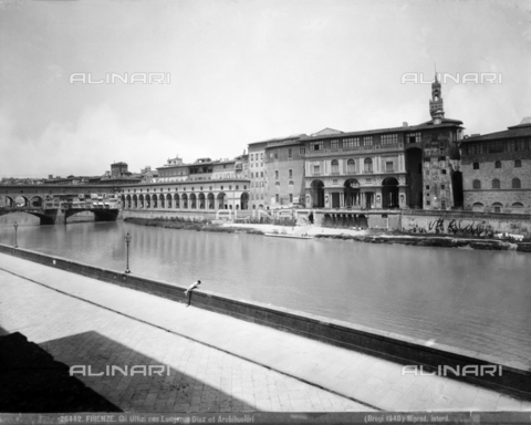 BGA-F-026442-0000 - Lungarno Diaz e Archibusieri con il portico degli Uffizi, Firenze - Data dello scatto: 1940 - Archivi Alinari, Firenze