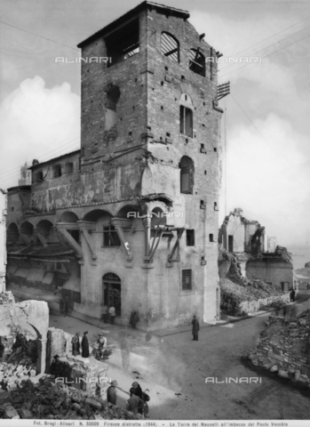 BGA-F-055609-0000 - La torre dei Mannelli all'imbocco di Ponte Vecchio a Firenze danneggiata dall'esplosione delle mine della Seconda Guerra Mondiale - Data dello scatto: 1944 - Archivi Alinari, Firenze