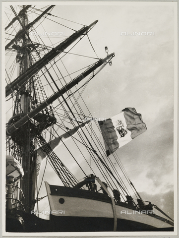 BMD-A-000001-0041 - The Royal Training Ship "Amerigo Vespucci": one of the three masts - Date of photography: 1938 ca. - Alinari Archives, Florence