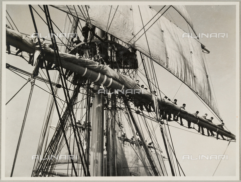 BMD-A-000001-0051 - The Royal School Ship "Amerigo Vespucci": sailors on the yards of the ship - Date of photography: 1938 ca. - Alinari Archives, Florence