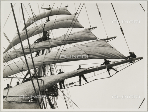 BMD-A-000001-0059 - From the album "Regia Nave Scuola «Amerigo Vespucci»": sailors on a ship's mast - Date of photography: 1938 ca. - Alinari Archives, Florence