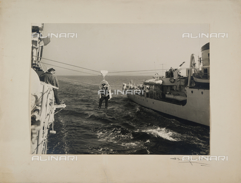 BMD-F-000538-0000 - Transferring sailors from one ship to another by means of a pulley, Livorno - Date of photography: 1940 ca. - Alinari Archives, Florence