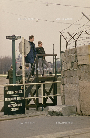 BPK-S-AA0008-0996 - Turisti guardano dalle tribune in Potsdamer Platz a Berlino Est oltre il Muro di Berlino - Data dello scatto: 1962 ca. - Oskar Dahlke / BPK/Archivi Alinari