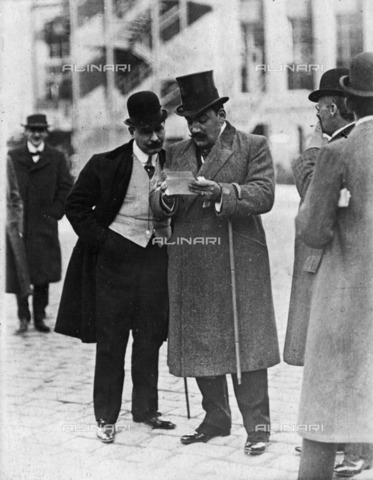 BPK-S-AA1000-8893 - Il tenore italiano Enrico Caruso (1873-1921) davanti al teatro dell'opera di Berlino - Data dello scatto: 1912 ca. - BPK/Archivi Alinari