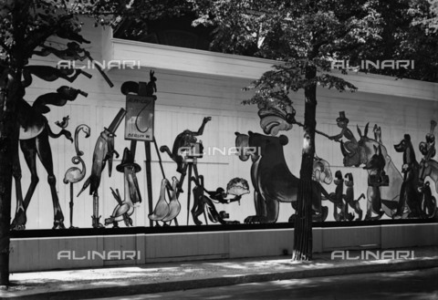 BPK-S-AA2004-5450 - Recinto dello zoo dipinto dal pittore berlinese Cay con murales raffiguranti caricature di animali - Data dello scatto: 1928 - Kunstbibliothek, SMB, Photothek Willy Rà¶mer / Willy Rà¶mer / BPK/Archivi Alinari