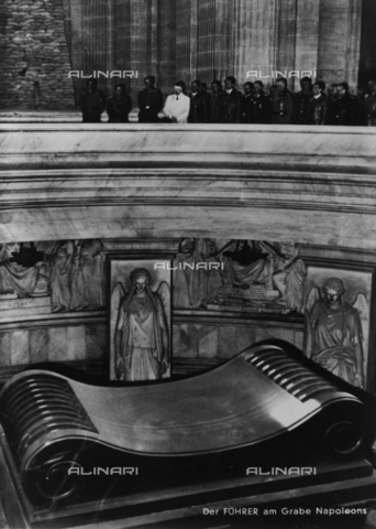 BPK-S-AA3001-3165 - Adolf Hitler (1889-1945) e il suo staff in visita alla tomba di Napoleone dopo la firma all'atto di capitolazione della Francia (atto di Compiègne) - Data dello scatto: 28/06/1940 - Heinrich Hoffmann / BPK/Archivi Alinari