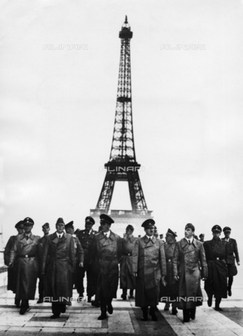 BPK-S-AA3001-3176 - Adolf Hitler (1889-1945) e il suo staff in visita a Parigi dopo la firma all'atto di capitolazione della Francia (atto di Compiègne). Nell'immagine si riconoscono da sinistra Karl Wolff, Hermann Giesler, Albert Speer, e Arno Breker. In seconda fila da sinistra a destra: Wilhelm Keitel, Wilhelm Brà¼ckner, Karl Brandt, Martin Bormann, Otto Dietrich - Data dello scatto: 23/06/1940 - Heinrich Hoffmann / BPK/Archivi Alinari