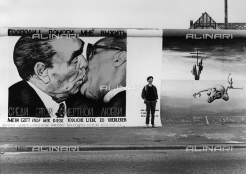 BPK-S-AA3003-7396 - Muro di Berlino: murales raffigurante il bacio fraterno tra Leonid Brezhnev e Erich Honecker. In basso la scritta "Mio Dio, aiutami a sopravvivere a questo amore mortale" - Data dello scatto: 16/06/1990 - Manfred Uhlenhut / BPK/Archivi Alinari