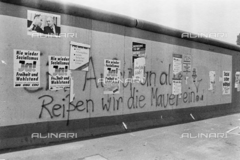 BPK-S-AA3004-4086 - Muro di Berlino: manifesti di propaganda politica per le elezioni delle camere popolari nel 1990 - Data dello scatto: 03/1990 - Helmut Schà¤fer / BPK/Archivi Alinari