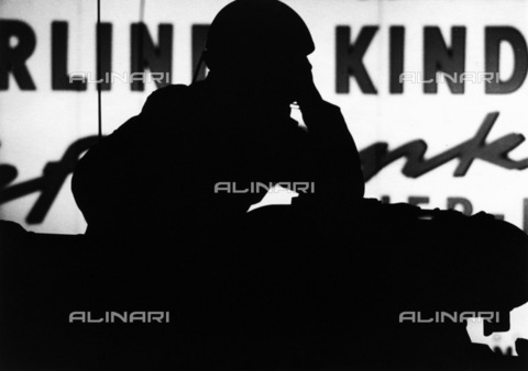 BPK-S-AA3004-4972 - Muro di Berlino: silhouette di una guardia di confine nella Zimmerstraàe, vicino a Checkpoint Charlie (Kreuzberg) - Data dello scatto: 1961-1971 ca. - Klaus Lehnartz / BPK/Archivi Alinari