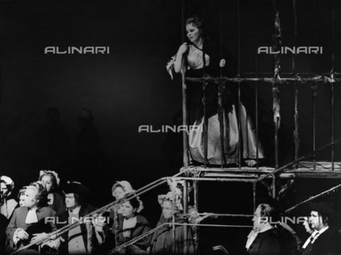 BPK-S-AA7000-1549 - Una scena dell'opera lirica "Manon Lescaut" di Giacomo Puccini al Deutsche Oper di Berlino nel 1971 - Willi Saeger / BPK/Archivi Alinari