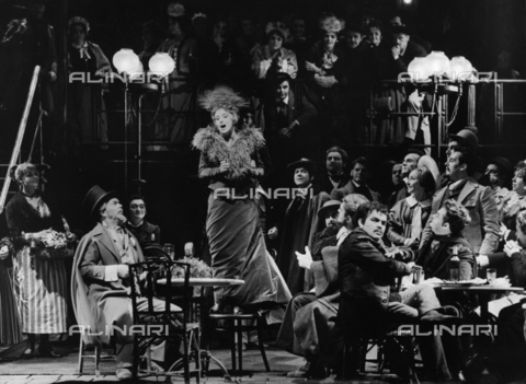 BPK-S-AA7000-1799 - Una scena dell'opera lirica "La Boheme" di Giacomo Puccini al Deutsche Staatsoper di Berlino nel 1967 - Willi Saeger / BPK/Archivi Alinari