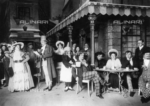 BPK-S-AA7000-2438 - Una scena dell'opera lirica "La Boheme" di Giacomo Puccini nel 1910 - BPK/Archivi Alinari