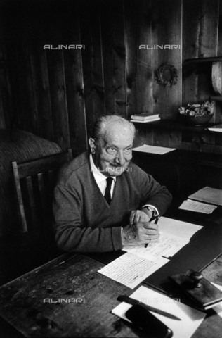 BPK-S-AA7013-1575 - Il filosofo tedesco Martin Heidegger (1889-1976) ritratto all'interno sua baita situata nei pressi di Todtnauberg nella Foresta Nera - Data dello scatto: 1949 - Digne Meller Marcovicz / BPK/Archivi Alinari