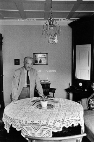 BPK-S-AA7013-1579 - Il filosofo tedesco Martin Heidegger (1889-1976) ritratto all'interno della casa sua a Friburgo - Data dello scatto: 1968 - Digne Meller Marcovicz / BPK/Archivi Alinari