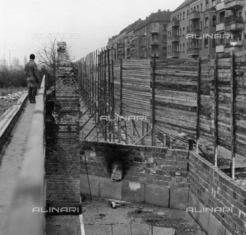 BPK-S-AA7013-6234 - Muro di Berlino: tratto di muro sulla Schwedter Straàe tra i quartieri Wedding e Prenzlauer Berg - Klaus Lehnartz / BPK/Archivi Alinari